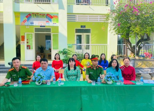 Ban gi&aacute;m hiệu.jpg