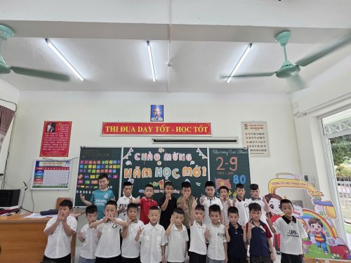 Tựu trường tập thể.jpg