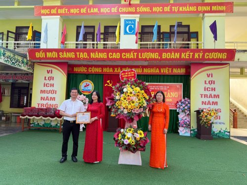 Nhà trường nhận quà.jpg