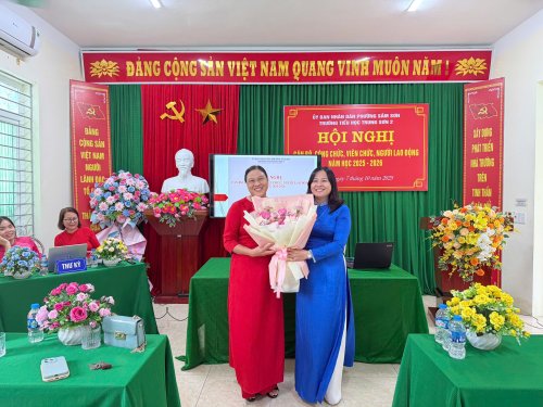 Trao qu&agrave; nghỉ hưu.jpg