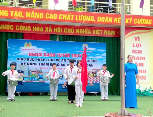 L&ecirc; ch&agrave;o cờ.jpg